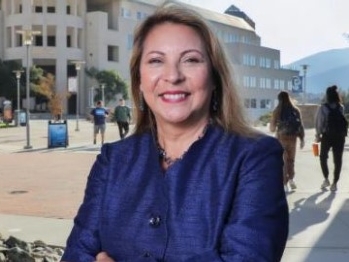 2022 | Lorena Checa Headshot